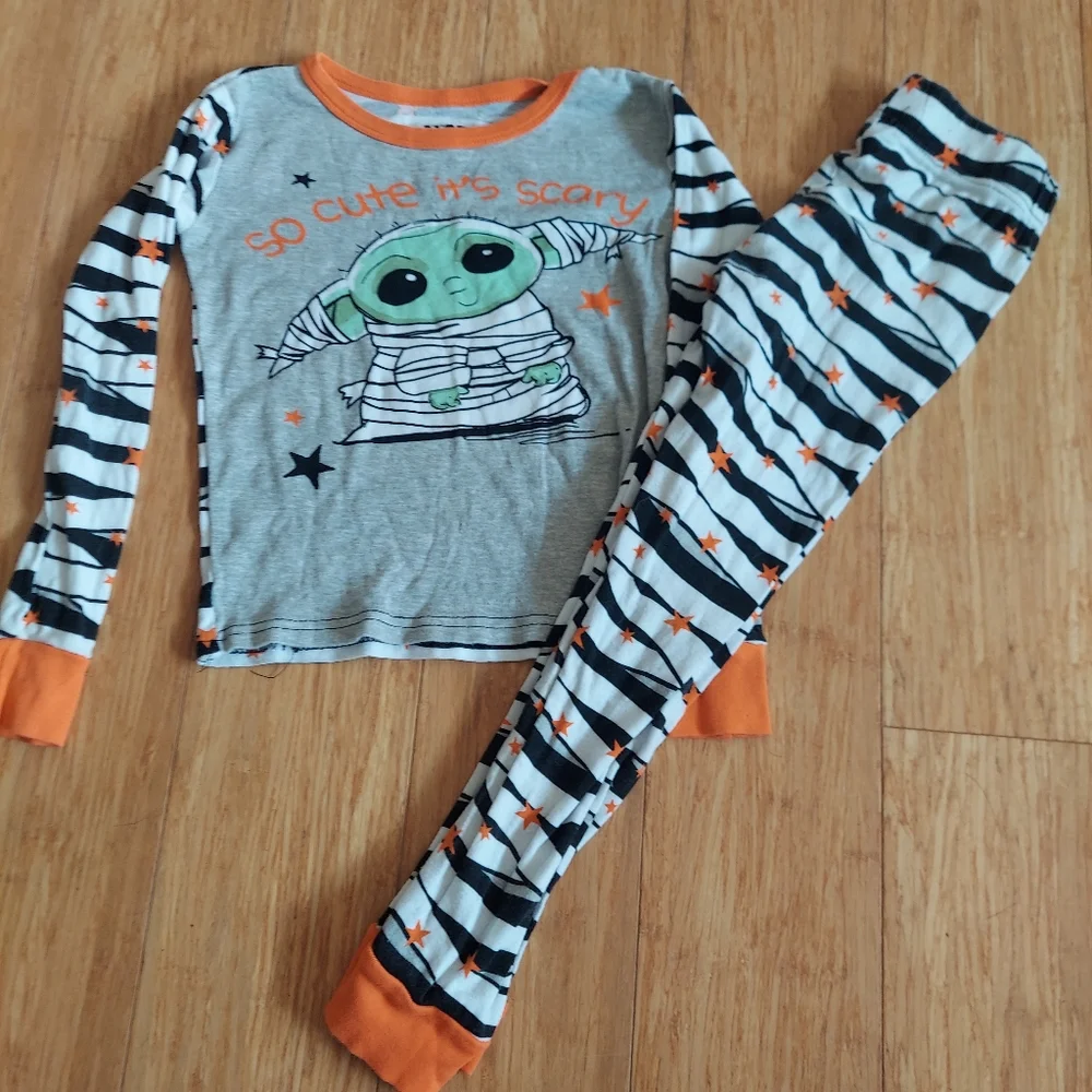 🎁 10/$25 - Baby Yoda mummy pajamas, size 8. STAR WARS